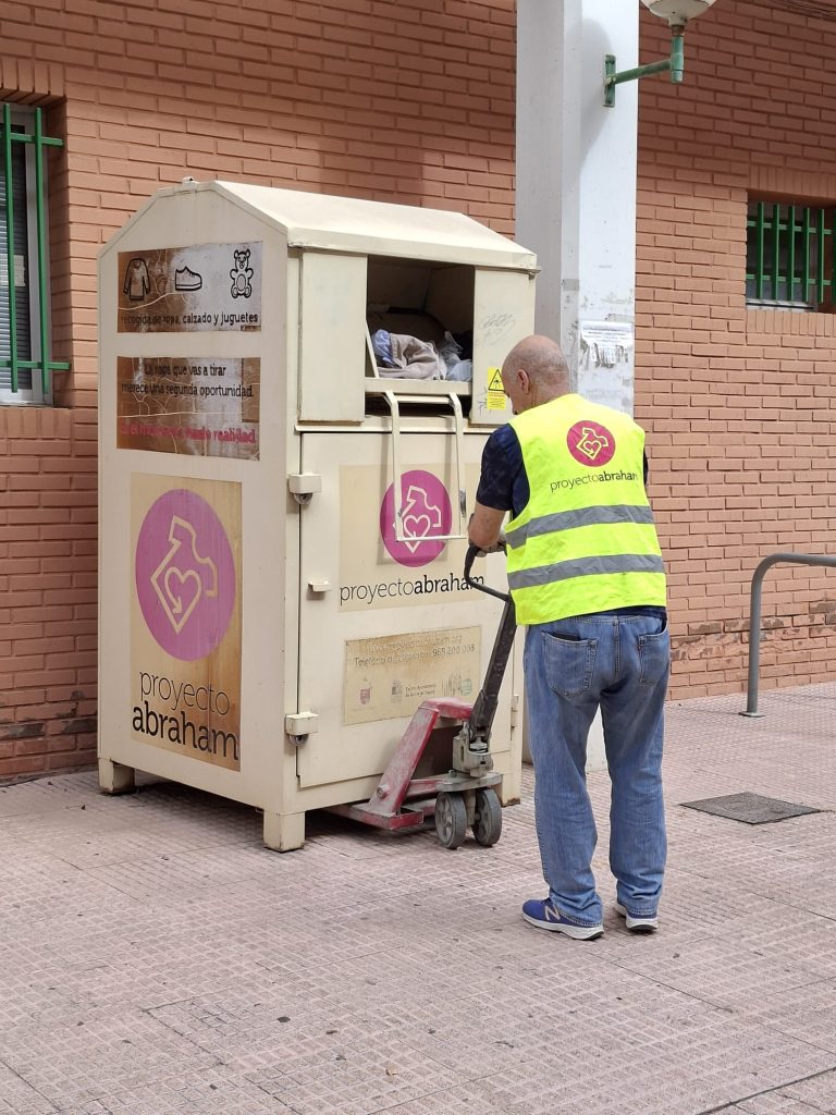 M. Ambiente Retirada temporal de contenedores de recogida de ropa usada Foto1